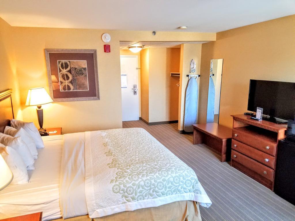 Days Inn By Wyndham Windsor Locks / Bradley Intl Airport Екстер'єр фото