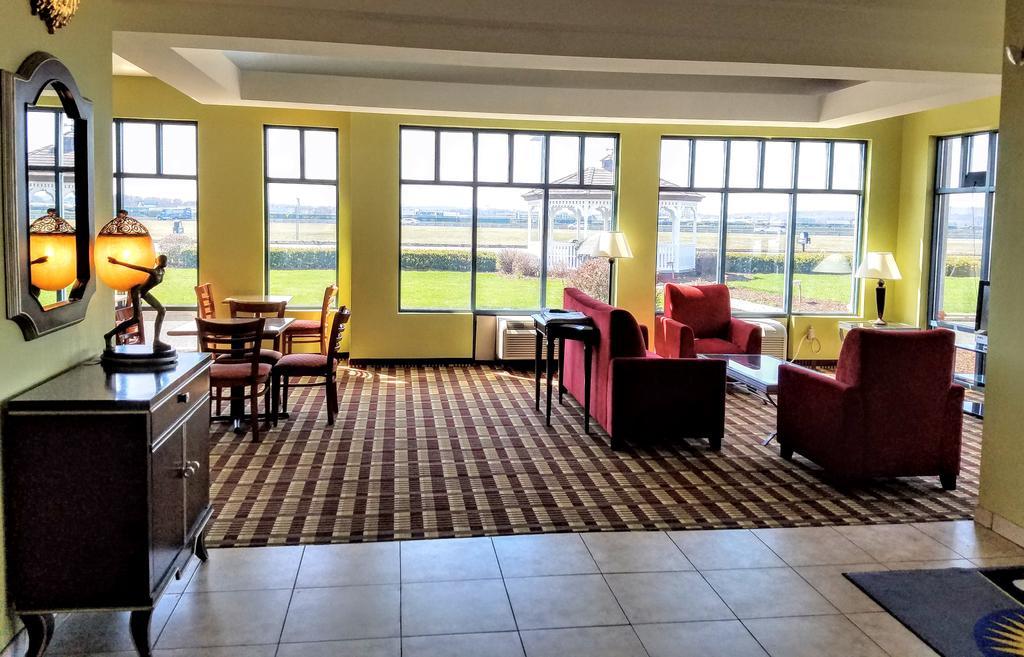 Days Inn By Wyndham Windsor Locks / Bradley Intl Airport Екстер'єр фото