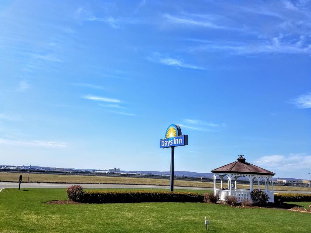 Days Inn By Wyndham Windsor Locks / Bradley Intl Airport Екстер'єр фото
