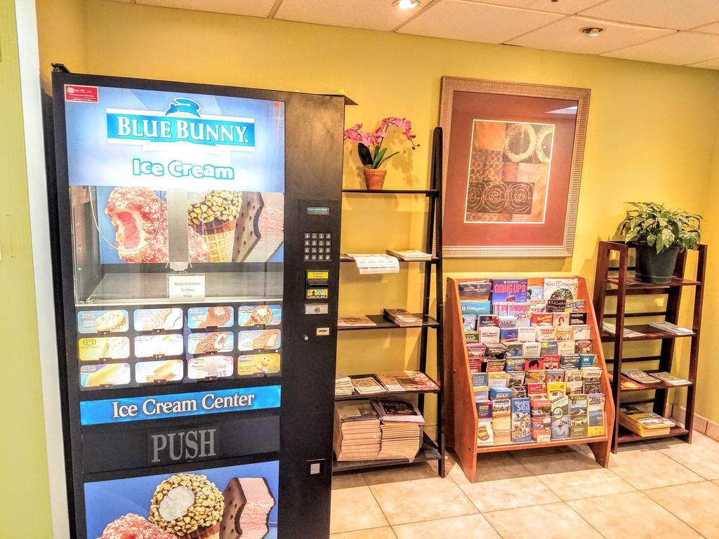 Days Inn By Wyndham Windsor Locks / Bradley Intl Airport Екстер'єр фото