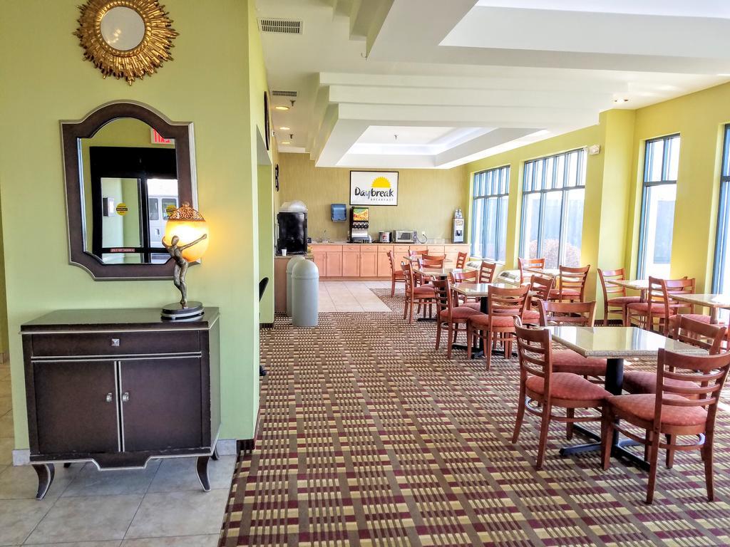 Days Inn By Wyndham Windsor Locks / Bradley Intl Airport Екстер'єр фото