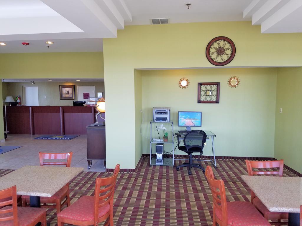 Days Inn By Wyndham Windsor Locks / Bradley Intl Airport Екстер'єр фото