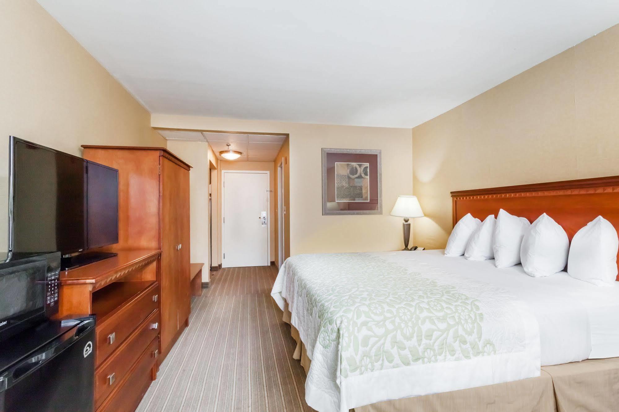 Days Inn By Wyndham Windsor Locks / Bradley Intl Airport Екстер'єр фото