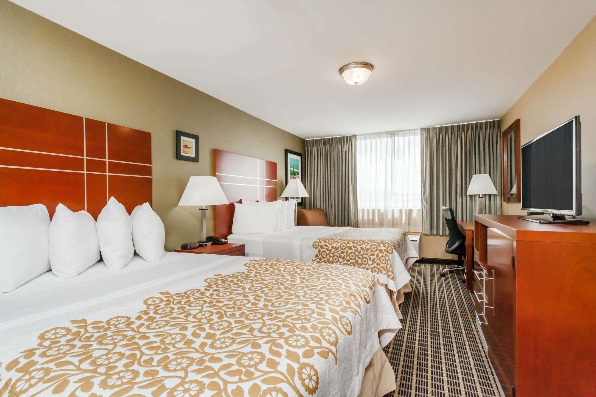 Days Inn By Wyndham Windsor Locks / Bradley Intl Airport Екстер'єр фото