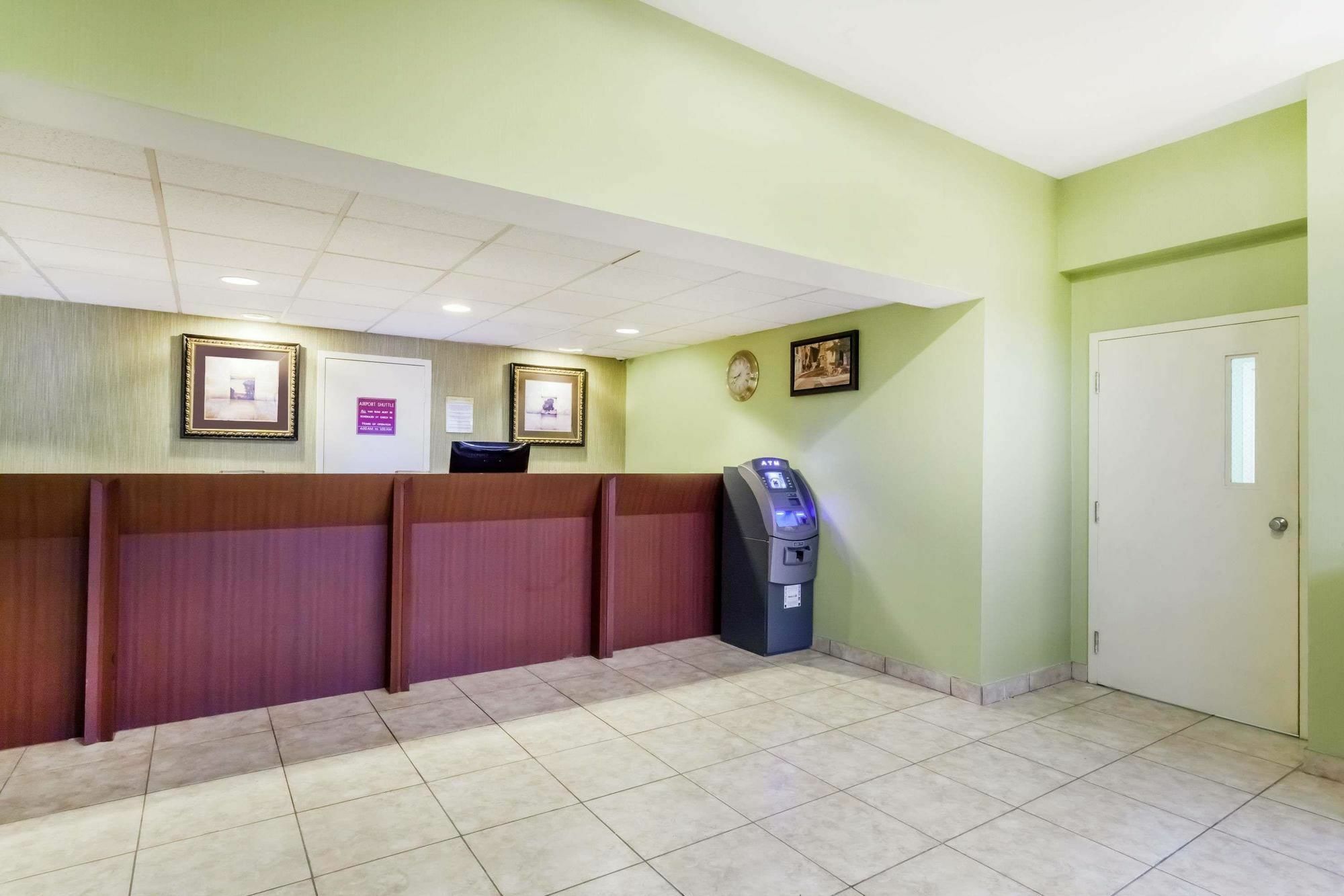 Days Inn By Wyndham Windsor Locks / Bradley Intl Airport Екстер'єр фото