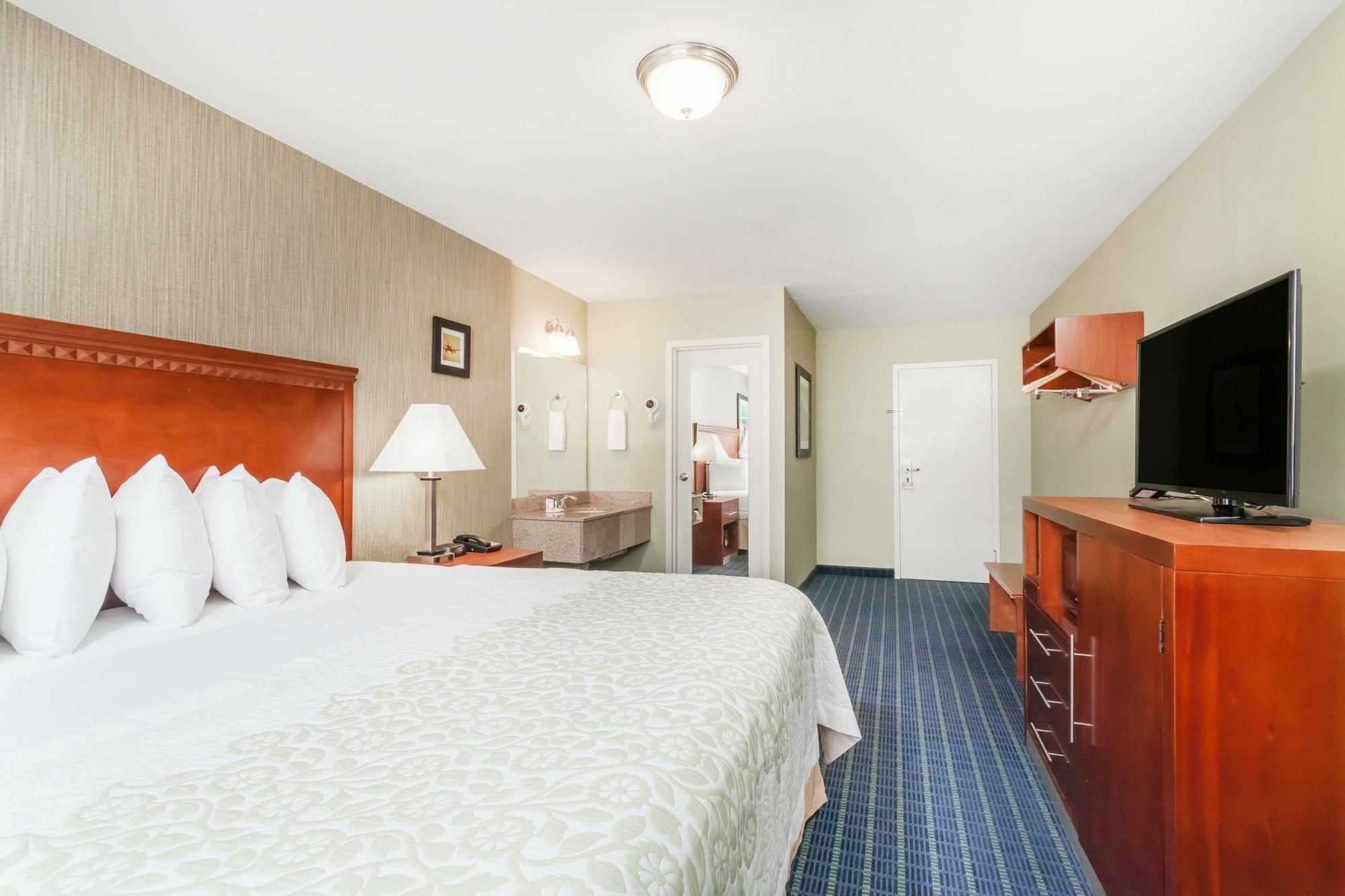 Days Inn By Wyndham Windsor Locks / Bradley Intl Airport Екстер'єр фото