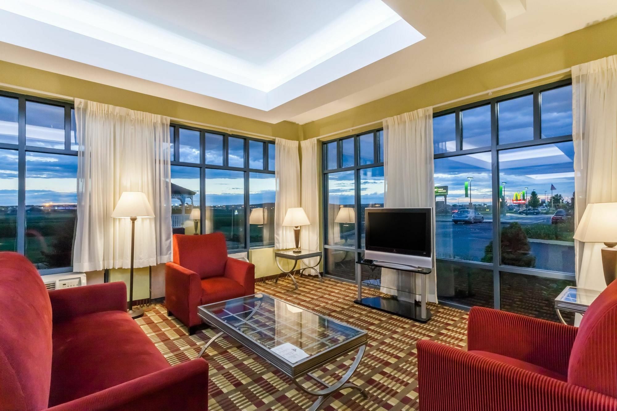 Days Inn By Wyndham Windsor Locks / Bradley Intl Airport Екстер'єр фото