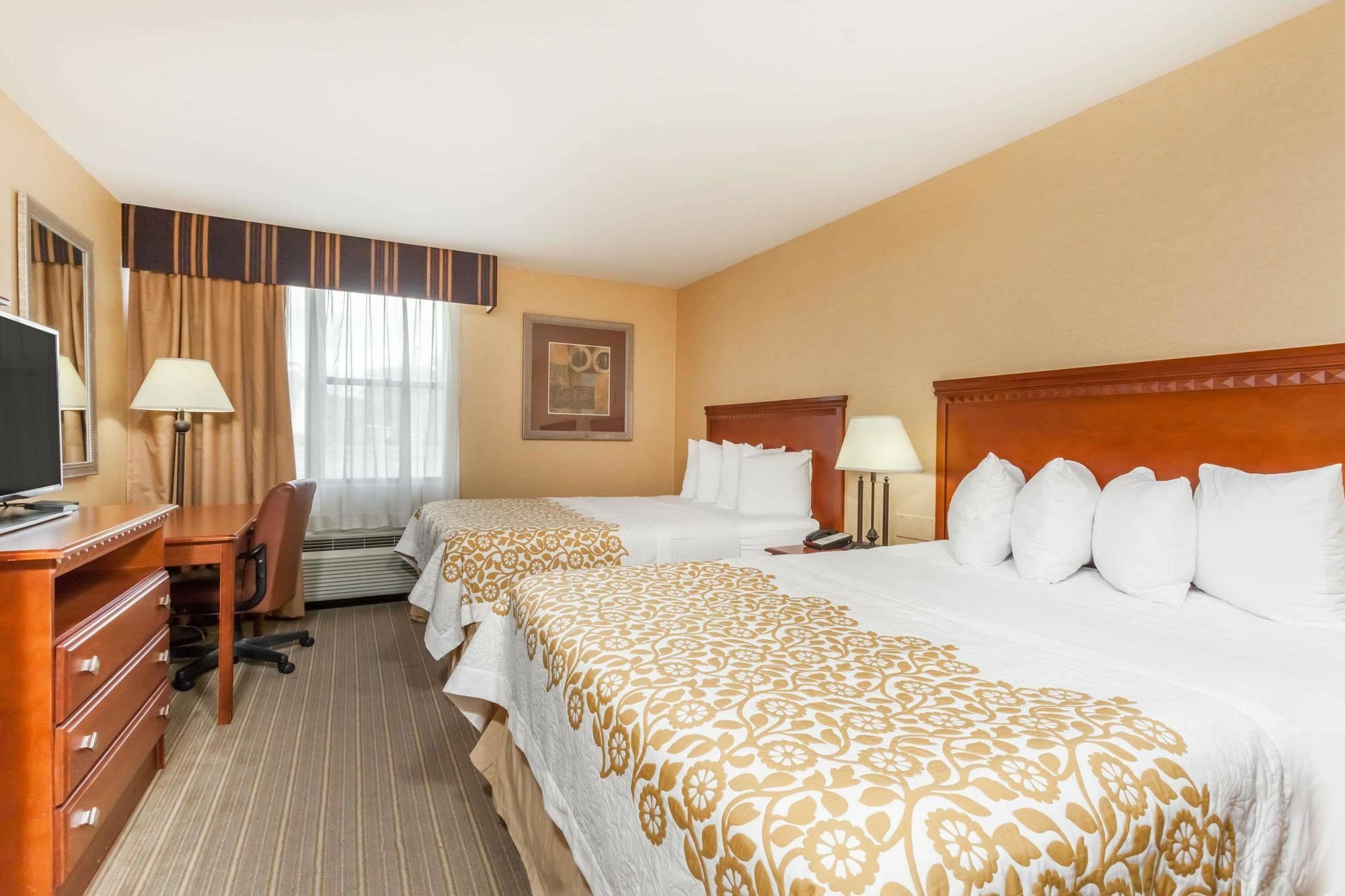 Days Inn By Wyndham Windsor Locks / Bradley Intl Airport Екстер'єр фото