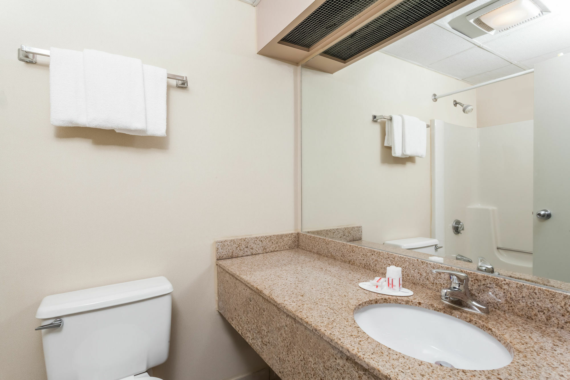 Days Inn By Wyndham Windsor Locks / Bradley Intl Airport Екстер'єр фото