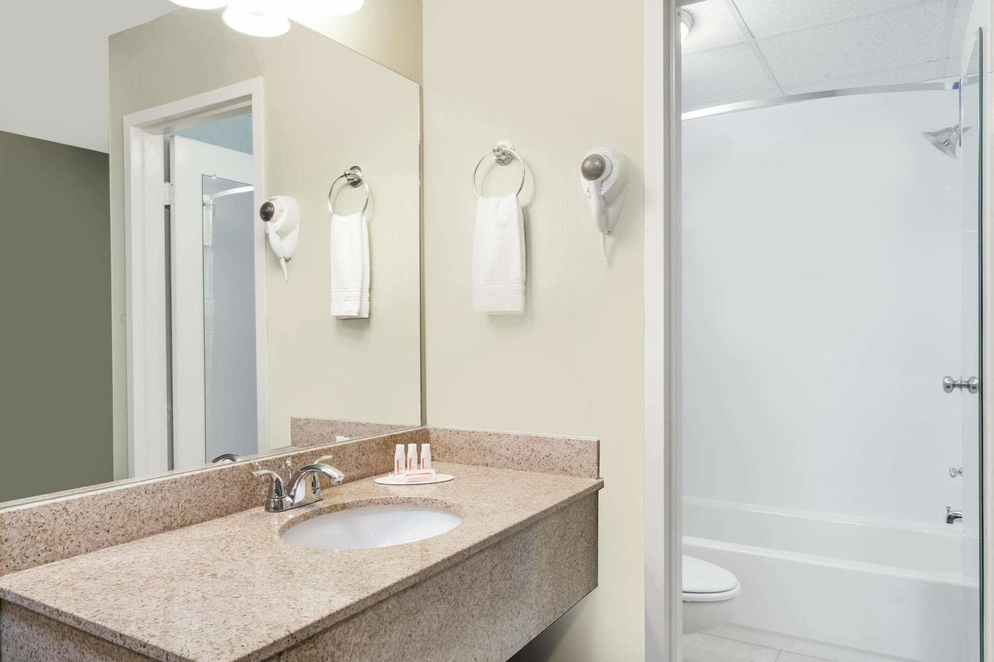 Days Inn By Wyndham Windsor Locks / Bradley Intl Airport Екстер'єр фото
