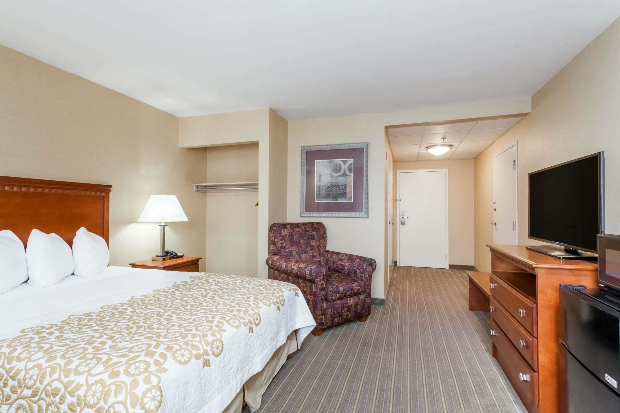 Days Inn By Wyndham Windsor Locks / Bradley Intl Airport Екстер'єр фото