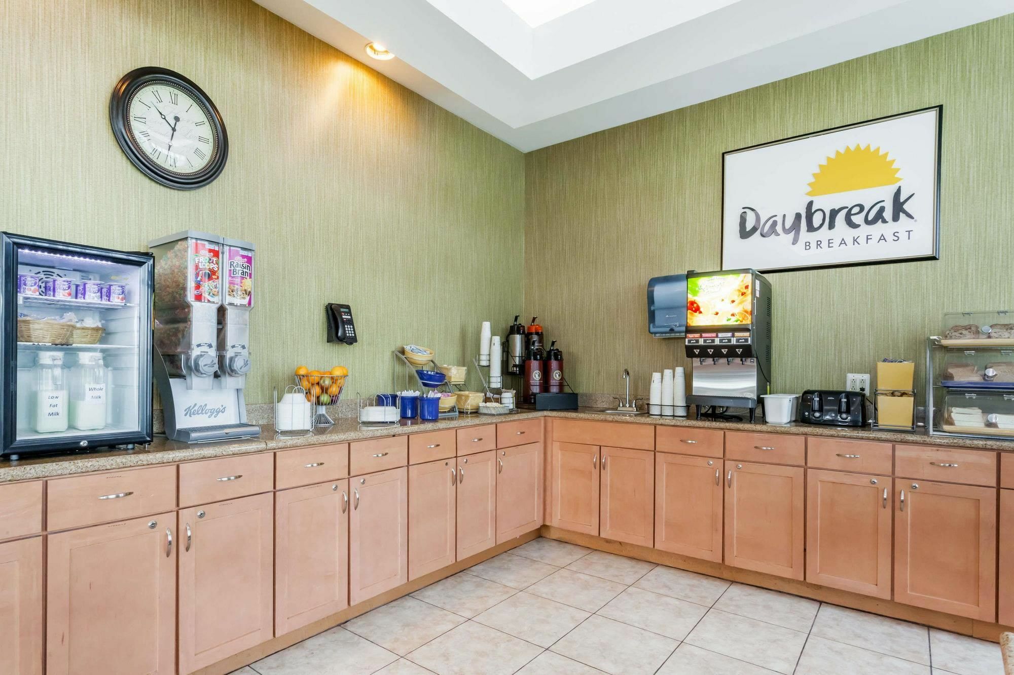 Days Inn By Wyndham Windsor Locks / Bradley Intl Airport Екстер'єр фото